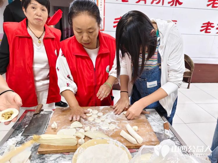 端午节介休市卫生健康和体育局、敬老协会和各爱心企业相约来到福源老年康复服务中心为老人们带来暖心的慰问并为老人包饺子 - 第20张 - 山西公益人 端午节介休市卫生健康和体育局、敬老协会和各爱心企业相约来到福源老年康复服务中心为老人们带来暖心的慰问并为老人包饺子 - 第20张