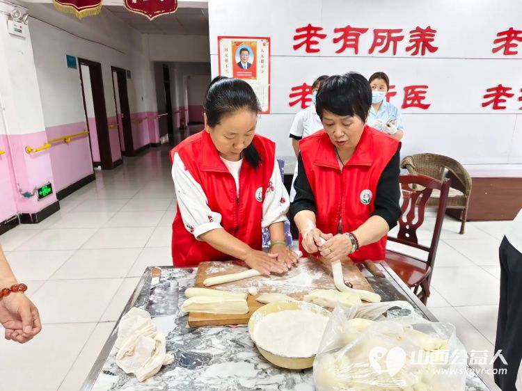 端午节介休市卫生健康和体育局、敬老协会和各爱心企业相约来到福源老年康复服务中心为老人们带来暖心的慰问并为老人包饺子 - 第19张 - 山西公益人 端午节介休市卫生健康和体育局、敬老协会和各爱心企业相约来到福源老年康复服务中心为老人们带来暖心的慰问并为老人包饺子 - 第19张