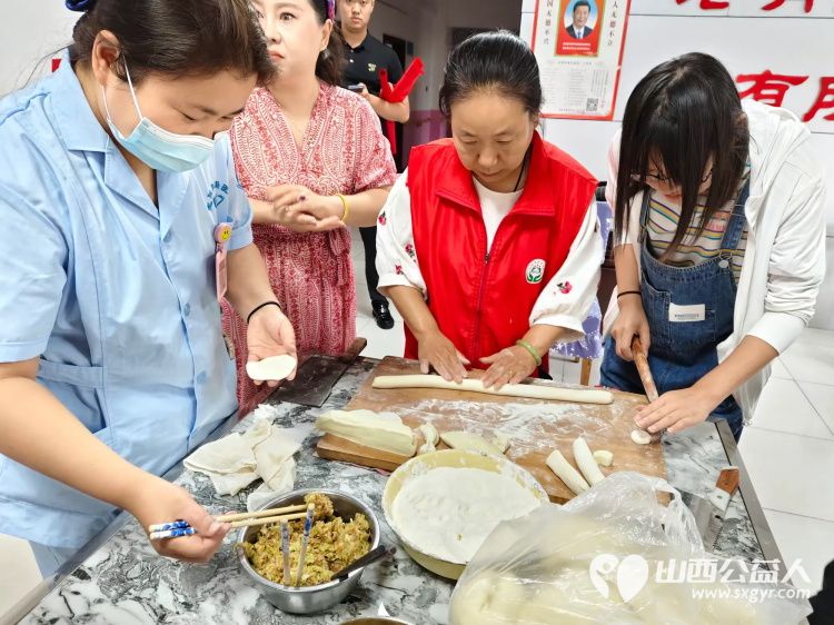 端午节介休市卫生健康和体育局、敬老协会和各爱心企业相约来到福源老年康复服务中心为老人们带来暖心的慰问并为老人包饺子 - 第16张 - 山西公益人 端午节介休市卫生健康和体育局、敬老协会和各爱心企业相约来到福源老年康复服务中心为老人们带来暖心的慰问并为老人包饺子 - 第16张