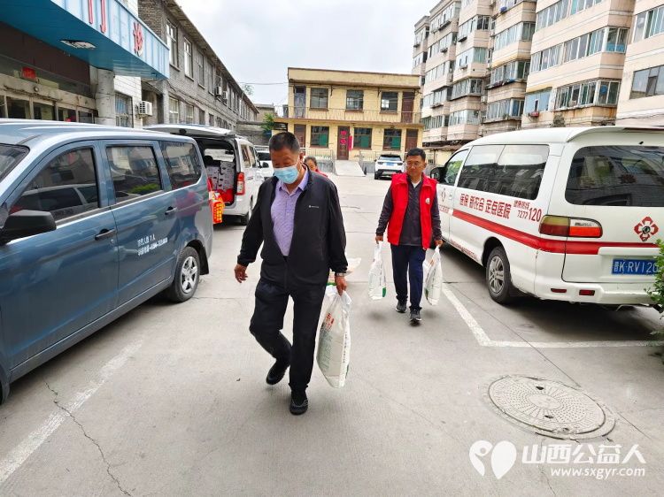 端午节介休市卫生健康和体育局、敬老协会和各爱心企业相约来到福源老年康复服务中心为老人们带来暖心的慰问并为老人包饺子 - 第6张 - 山西公益人 端午节介休市卫生健康和体育局、敬老协会和各爱心企业相约来到福源老年康复服务中心为老人们带来暖心的慰问并为老人包饺子 - 第6张