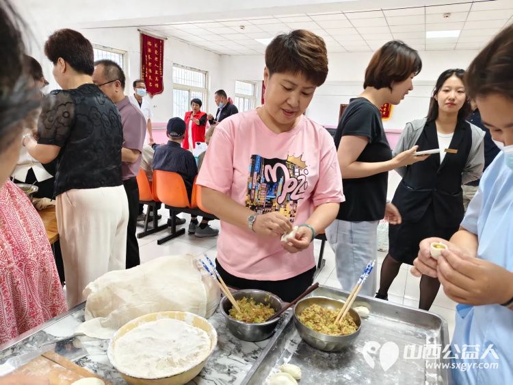 端午节介休市卫生健康和体育局、敬老协会和各爱心企业相约来到福源老年康复服务中心为老人们带来暖心的慰问并为老人包饺子 - 第17张 - 山西公益人 端午节介休市卫生健康和体育局、敬老协会和各爱心企业相约来到福源老年康复服务中心为老人们带来暖心的慰问并为老人包饺子 - 第17张