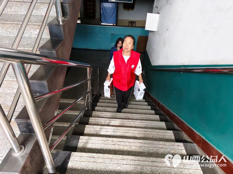 端午节介休市卫生健康和体育局、敬老协会和各爱心企业相约来到福源老年康复服务中心为老人们带来暖心的慰问并为老人包饺子 - 第32张 - 山西公益人 端午节介休市卫生健康和体育局、敬老协会和各爱心企业相约来到福源老年康复服务中心为老人们带来暖心的慰问并为老人包饺子 - 第32张