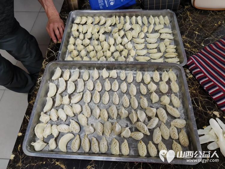 端午节介休市卫生健康和体育局、敬老协会和各爱心企业相约来到福源老年康复服务中心为老人们带来暖心的慰问并为老人包饺子 - 第29张 - 山西公益人 端午节介休市卫生健康和体育局、敬老协会和各爱心企业相约来到福源老年康复服务中心为老人们带来暖心的慰问并为老人包饺子 - 第29张