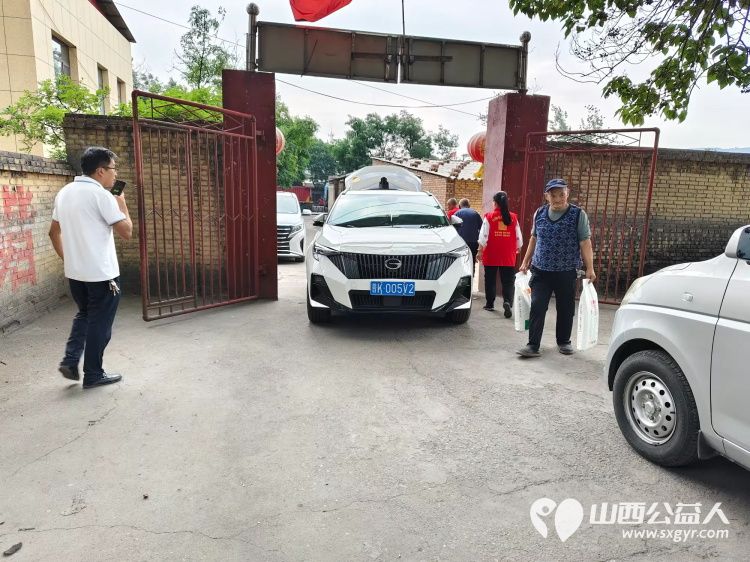 介休市卫生健康和体育局、敬老协会携各爱心企业来到义棠敬老院为老人们带来暖心的慰问及慰问品 - 第6张 - 山西公益人 介休市卫生健康和体育局、敬老协会携各爱心企业来到义棠敬老院为老人们带来暖心的慰问及慰问品 - 第6张