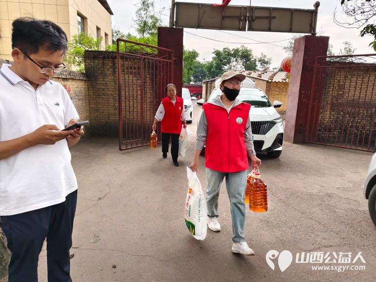 介休市卫生健康和体育局、敬老协会携各爱心企业来到义棠敬老院为老人们带来暖心的慰问及慰问品 - 第7张 - 山西公益人 介休市卫生健康和体育局、敬老协会携各爱心企业来到义棠敬老院为老人们带来暖心的慰问及慰问品 - 第7张