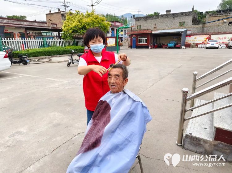 介休市敬老协会“孝善行”之敬老爱老助老行动在洪山镇石屯村开展为老人们送去社会的温暖与关怀 - 第11张 - 山西公益人 介休市敬老协会“孝善行”之敬老爱老助老行动在洪山镇石屯村开展为老人们送去社会的温暖与关怀 - 第11张