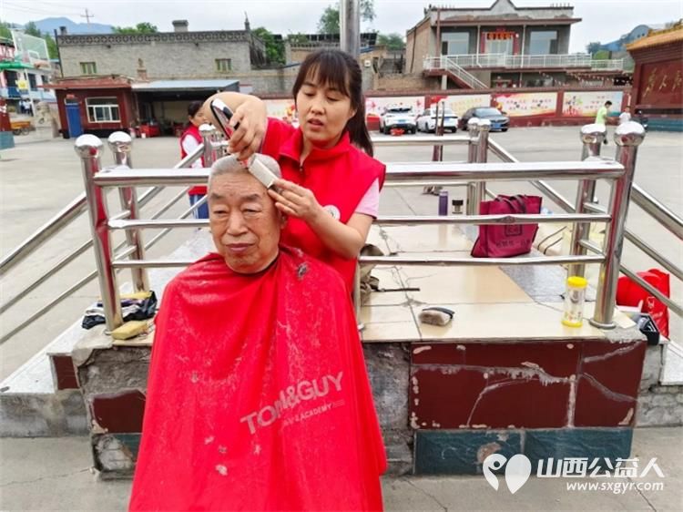 介休市敬老协会“孝善行”之敬老爱老助老行动在洪山镇石屯村开展为老人们送去社会的温暖与关怀 - 第9张 - 山西公益人 介休市敬老协会“孝善行”之敬老爱老助老行动在洪山镇石屯村开展为老人们送去社会的温暖与关怀 - 第9张