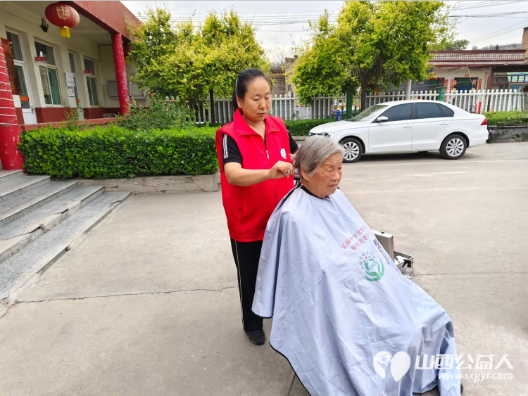 介休市敬老协会“孝善行”之敬老爱老助老行动在洪山镇石屯村开展为老人们送去社会的温暖与关怀 - 第8张 - 山西公益人 介休市敬老协会“孝善行”之敬老爱老助老行动在洪山镇石屯村开展为老人们送去社会的温暖与关怀 - 第8张