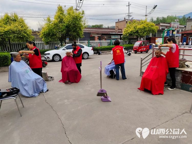 介休市敬老协会“孝善行”之敬老爱老助老行动在洪山镇石屯村开展为老人们送去社会的温暖与关怀 - 第7张 - 山西公益人 介休市敬老协会“孝善行”之敬老爱老助老行动在洪山镇石屯村开展为老人们送去社会的温暖与关怀 - 第7张