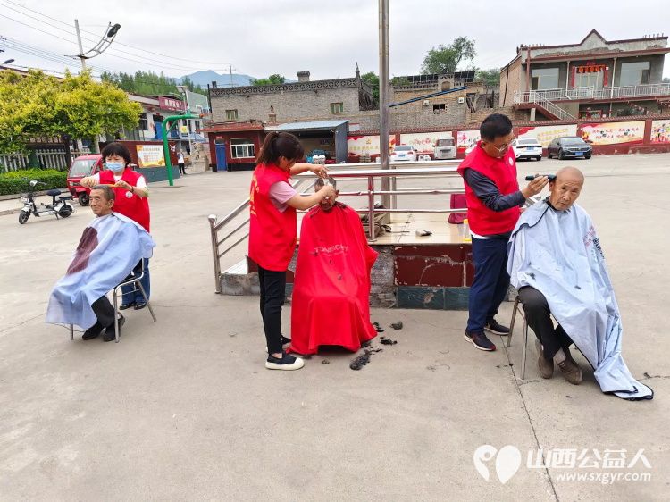 介休市敬老协会“孝善行”之敬老爱老助老行动在洪山镇石屯村开展为老人们送去社会的温暖与关怀 - 第6张 - 山西公益人 介休市敬老协会“孝善行”之敬老爱老助老行动在洪山镇石屯村开展为老人们送去社会的温暖与关怀 - 第6张