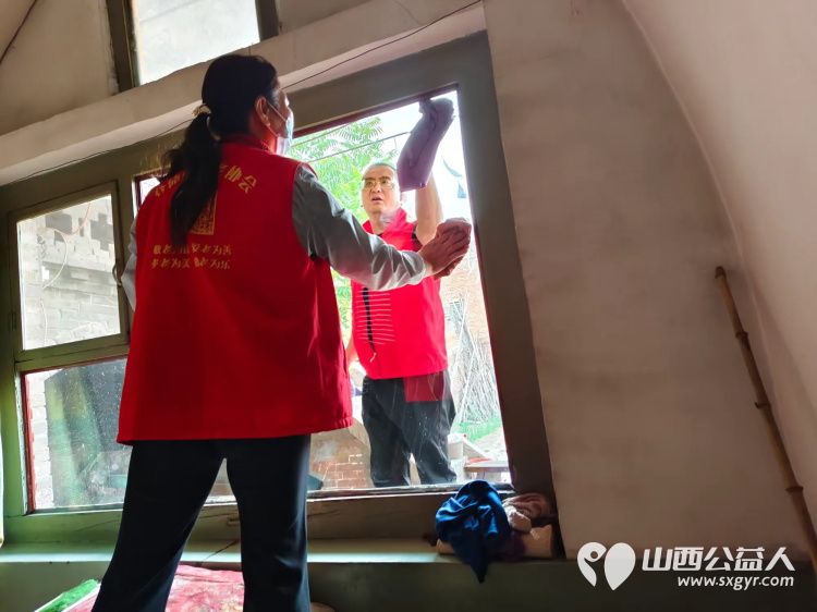 介休市敬老协会敬老爱老助老行动在洪山镇石屯村入户82岁特困老人杨锦义家 - 第5张 - 山西公益人 介休市敬老协会敬老爱老助老行动在洪山镇石屯村入户82岁特困老人杨锦义家 - 第5张