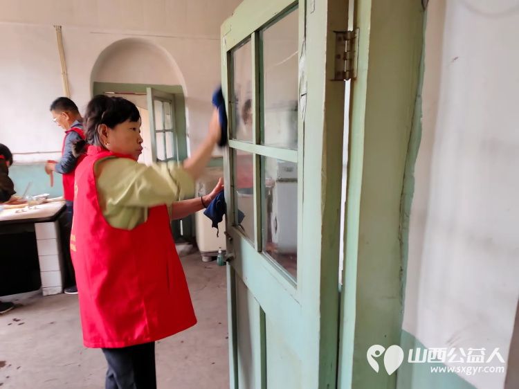 介休市敬老协会敬老爱老助老行动在洪山镇石屯村入户82岁特困老人杨锦义家 - 第3张 - 山西公益人 介休市敬老协会敬老爱老助老行动在洪山镇石屯村入户82岁特困老人杨锦义家 - 第3张