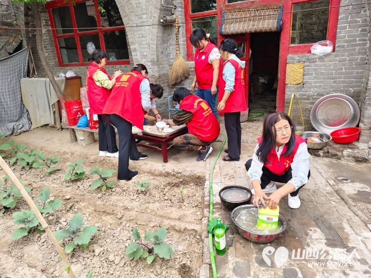 介休市敬老协会在洪山镇石屯村入户83岁特困老人李长福家帮助清理卫生包饺子 - 第13张 - 山西公益人 介休市敬老协会在洪山镇石屯村入户83岁特困老人李长福家帮助清理卫生包饺子 - 第13张