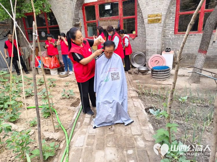 介休市敬老协会在洪山镇石屯村入户83岁特困老人李长福家帮助清理卫生包饺子 - 第3张 - 山西公益人 介休市敬老协会在洪山镇石屯村入户83岁特困老人李长福家帮助清理卫生包饺子 - 第3张