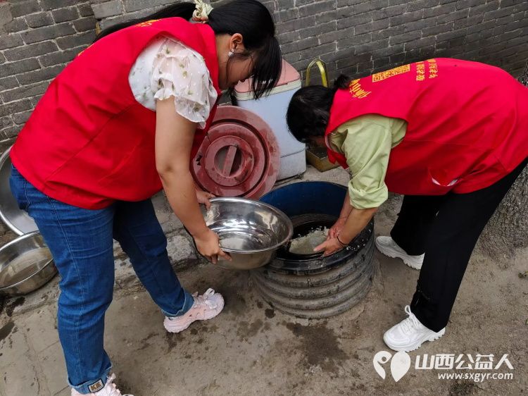 介休市敬老协会在洪山镇石屯村入户83岁特困老人李长福家帮助清理卫生包饺子 - 第21张 - 山西公益人 介休市敬老协会在洪山镇石屯村入户83岁特困老人李长福家帮助清理卫生包饺子 - 第21张