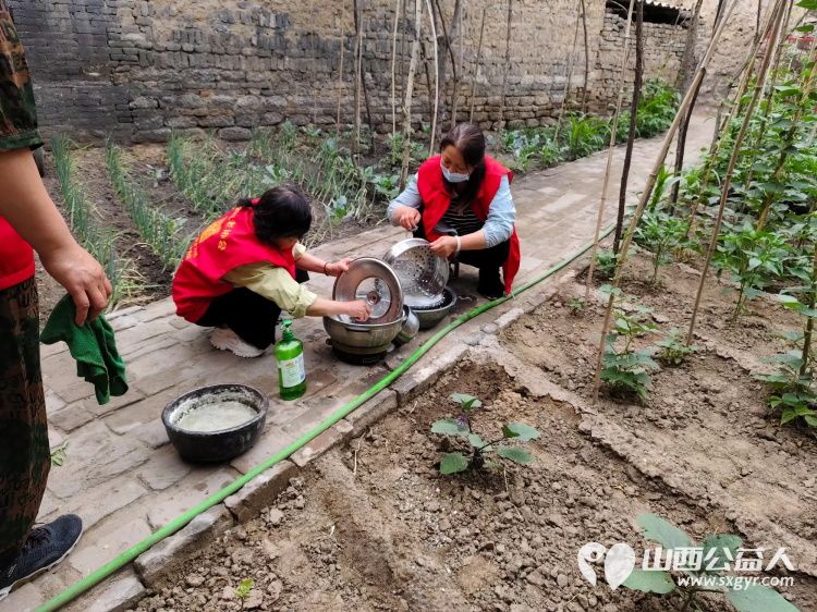 介休市敬老协会在洪山镇石屯村入户83岁特困老人李长福家帮助清理卫生包饺子 - 第18张 - 山西公益人 介休市敬老协会在洪山镇石屯村入户83岁特困老人李长福家帮助清理卫生包饺子 - 第18张