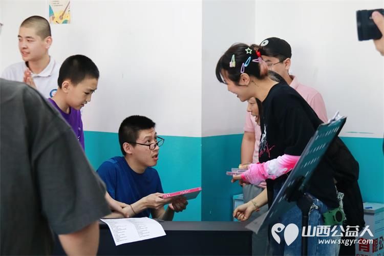 蔡依林官方后援会志愿者从全国各地来到阳曲县残疾人康复中心以实际行动守护星星的孩子 - 第6张 - 山西公益人 蔡依林官方后援会志愿者从全国各地来到阳曲县残疾人康复中心以实际行动守护星星的孩子 - 第6张