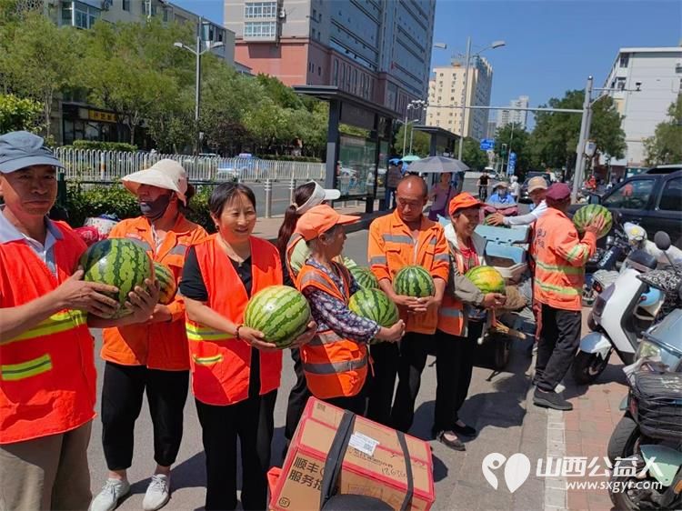 太原市龙城义工组织义工请环卫工人免费看电影免费发西瓜 - 第2张