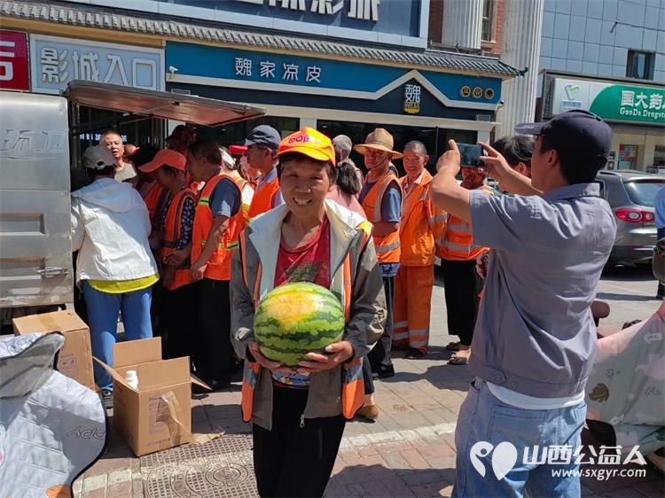 太原市龙城义工组织义工请环卫工人免费看电影免费发西瓜 - 第5张