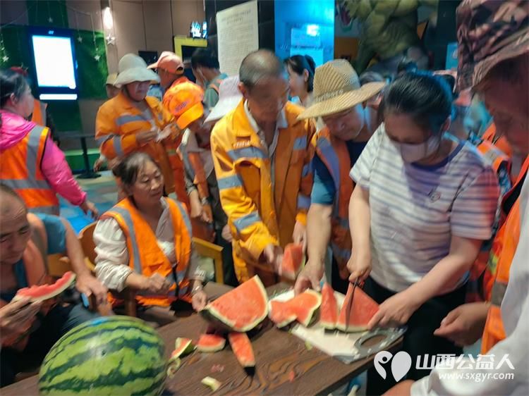 太原市龙城义工组织义工请环卫工人免费看电影免费发西瓜 - 第3张