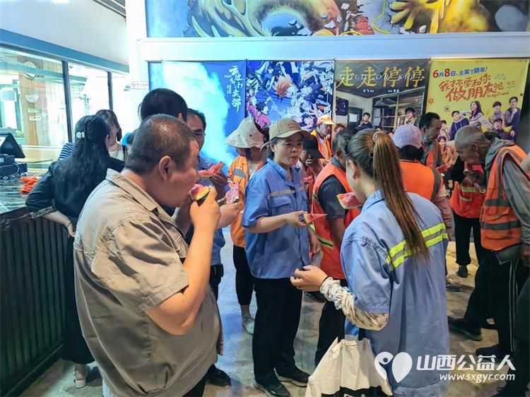 太原市龙城义工组织义工请环卫工人免费看电影免费发西瓜 - 第6张