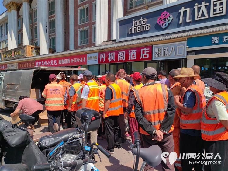 太原市龙城义工组织义工请环卫工人免费看电影免费发西瓜 - 第9张