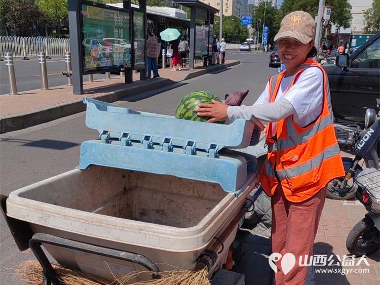 太原市龙城义工组织义工请环卫工人免费看电影免费发西瓜 - 第7张