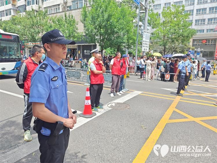 太原市志愿者小分队在太原十五中全身心地投入志愿服务活动为每一位考生和家长贴心服务 - 第5张