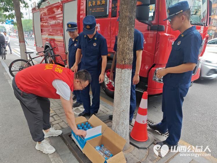 太原市志愿者小分队在太原十五中全身心地投入志愿服务活动为每一位考生和家长贴心服务 - 第4张