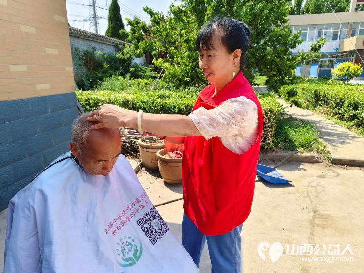 介休市敬老协会敬老爱老助老行动在父亲节之际去张兰镇东北里村服务老人 - 第8张 - 山西公益人 介休市敬老协会敬老爱老助老行动在父亲节之际去张兰镇东北里村服务老人 - 第8张