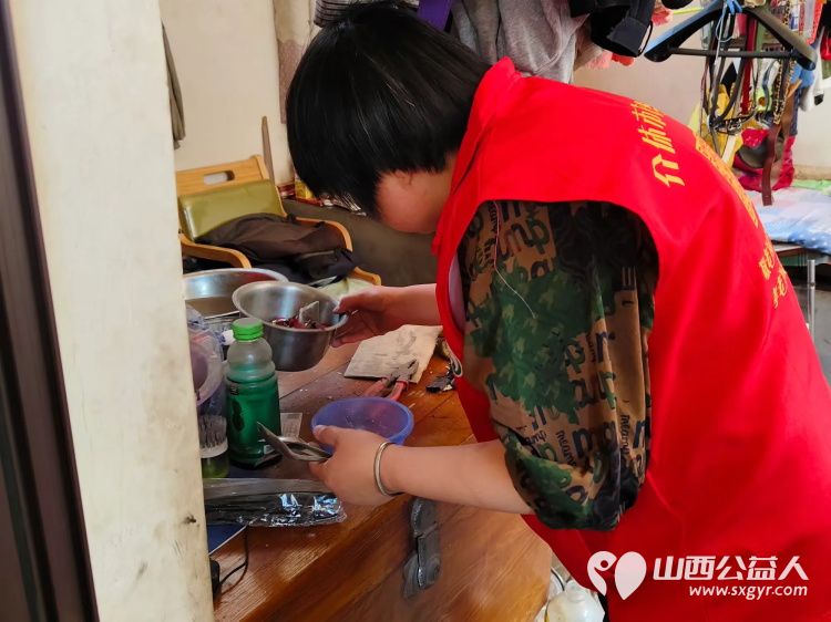 介休市敬老协会在父亲节之际去张兰镇东北里村入户特困老人86岁孟庆福家中为老人理发料理家务包饺子吃蛋糕 - 第38张 - 山西公益人 介休市敬老协会在父亲节之际去张兰镇东北里村入户特困老人86岁孟庆福家中为老人理发料理家务包饺子吃蛋糕 - 第38张