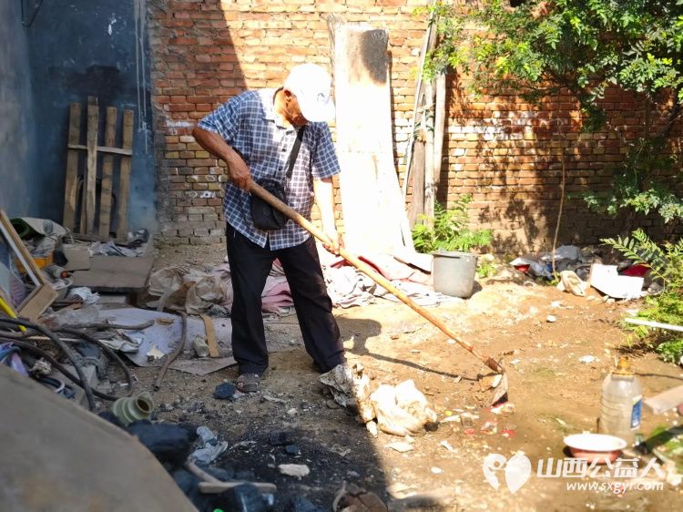 介休市敬老协会在父亲节之际去张兰镇东北里村入户特困老人86岁孟庆福家中为老人理发料理家务包饺子吃蛋糕 - 第28张 - 山西公益人 介休市敬老协会在父亲节之际去张兰镇东北里村入户特困老人86岁孟庆福家中为老人理发料理家务包饺子吃蛋糕 - 第28张