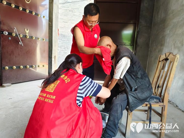 介休市敬老协会在父亲节之际去张兰镇东北里村入户特困老人86岁孟庆福家中为老人理发料理家务包饺子吃蛋糕 - 第8张 - 山西公益人 介休市敬老协会在父亲节之际去张兰镇东北里村入户特困老人86岁孟庆福家中为老人理发料理家务包饺子吃蛋糕 - 第8张