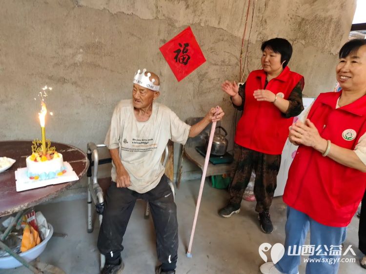 介休市敬老协会在父亲节之际去张兰镇东北里村入户特困老人86岁孟庆福家中为老人理发料理家务包饺子吃蛋糕 - 第19张 - 山西公益人 介休市敬老协会在父亲节之际去张兰镇东北里村入户特困老人86岁孟庆福家中为老人理发料理家务包饺子吃蛋糕 - 第19张