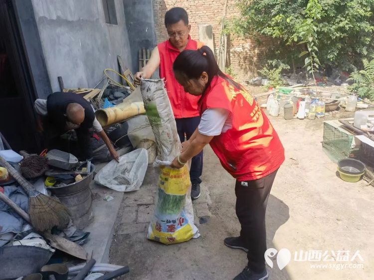 介休市敬老协会在父亲节之际去张兰镇东北里村入户特困老人86岁孟庆福家中为老人理发料理家务包饺子吃蛋糕 - 第37张 - 山西公益人 介休市敬老协会在父亲节之际去张兰镇东北里村入户特困老人86岁孟庆福家中为老人理发料理家务包饺子吃蛋糕 - 第37张