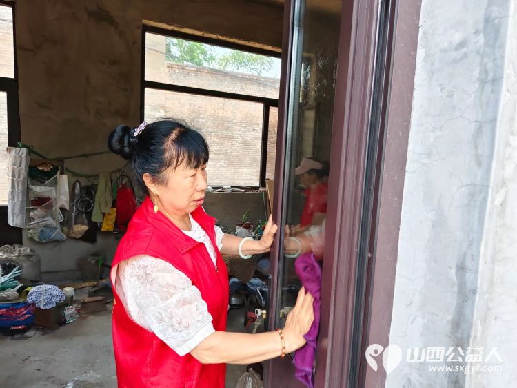 介休市敬老协会在父亲节之际去张兰镇东北里村入户特困老人86岁孟庆福家中为老人理发料理家务包饺子吃蛋糕 - 第35张 - 山西公益人 介休市敬老协会在父亲节之际去张兰镇东北里村入户特困老人86岁孟庆福家中为老人理发料理家务包饺子吃蛋糕 - 第35张