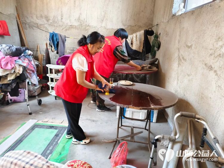 介休市敬老协会在父亲节之际去张兰镇东北里村入户特困老人86岁孟庆福家中为老人理发料理家务包饺子吃蛋糕 - 第34张 - 山西公益人 介休市敬老协会在父亲节之际去张兰镇东北里村入户特困老人86岁孟庆福家中为老人理发料理家务包饺子吃蛋糕 - 第34张