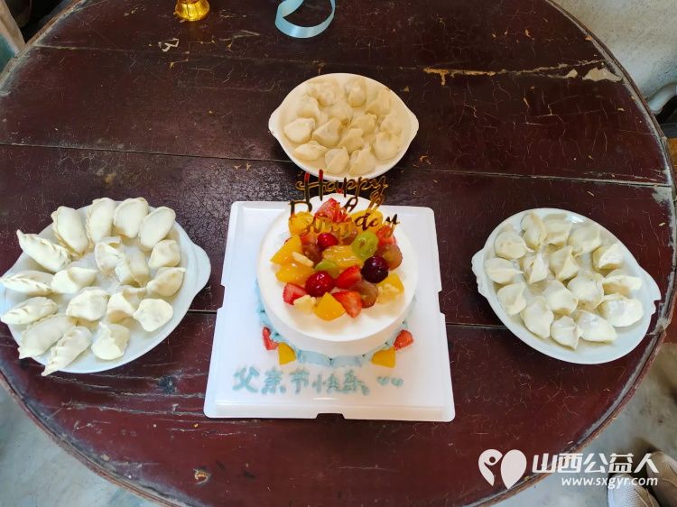 介休市敬老协会在父亲节之际去张兰镇东北里村入户特困老人86岁孟庆福家中为老人理发料理家务包饺子吃蛋糕 - 第18张 - 山西公益人 介休市敬老协会在父亲节之际去张兰镇东北里村入户特困老人86岁孟庆福家中为老人理发料理家务包饺子吃蛋糕 - 第18张