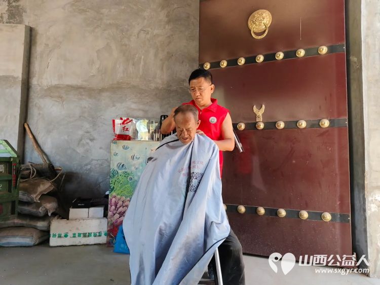 介休市敬老协会在父亲节之际去张兰镇东北里村入户特困老人86岁孟庆福家中为老人理发料理家务包饺子吃蛋糕 - 第7张 - 山西公益人 介休市敬老协会在父亲节之际去张兰镇东北里村入户特困老人86岁孟庆福家中为老人理发料理家务包饺子吃蛋糕 - 第7张