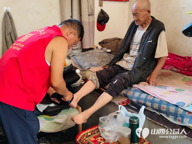 介休市敬老协会在父亲节之际去张兰镇东北里村入户特困老人86岁孟庆福家中为老人理发料理家务包饺子吃蛋糕 - 第6张 - 山西公益人 介休市敬老协会在父亲节之际去张兰镇东北里村入户特困老人86岁孟庆福家中为老人理发料理家务包饺子吃蛋糕 - 第6张