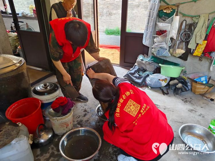 介休市敬老协会在父亲节之际去张兰镇东北里村入户特困老人86岁孟庆福家中为老人理发料理家务包饺子吃蛋糕 - 第25张 - 山西公益人 介休市敬老协会在父亲节之际去张兰镇东北里村入户特困老人86岁孟庆福家中为老人理发料理家务包饺子吃蛋糕 - 第25张