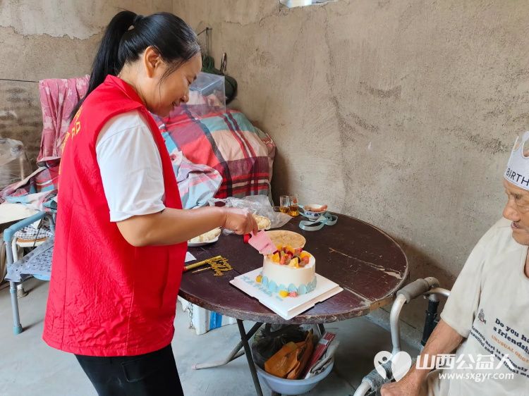 介休市敬老协会在父亲节之际去张兰镇东北里村入户特困老人86岁孟庆福家中为老人理发料理家务包饺子吃蛋糕 - 第24张 - 山西公益人 介休市敬老协会在父亲节之际去张兰镇东北里村入户特困老人86岁孟庆福家中为老人理发料理家务包饺子吃蛋糕 - 第24张