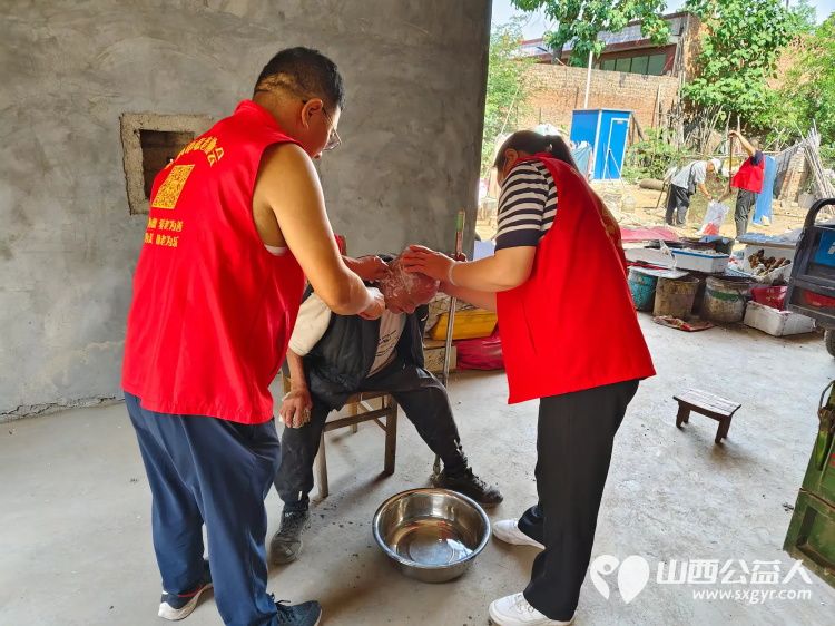 介休市敬老协会在父亲节之际去张兰镇东北里村入户特困老人86岁孟庆福家中为老人理发料理家务包饺子吃蛋糕 - 第12张 - 山西公益人 介休市敬老协会在父亲节之际去张兰镇东北里村入户特困老人86岁孟庆福家中为老人理发料理家务包饺子吃蛋糕 - 第12张