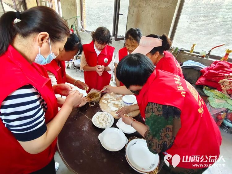 介休市敬老协会在父亲节之际去张兰镇东北里村入户特困老人86岁孟庆福家中为老人理发料理家务包饺子吃蛋糕 - 第14张 - 山西公益人 介休市敬老协会在父亲节之际去张兰镇东北里村入户特困老人86岁孟庆福家中为老人理发料理家务包饺子吃蛋糕 - 第14张
