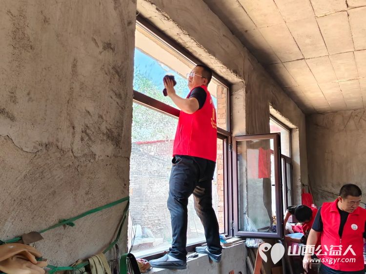 介休市敬老协会在父亲节之际去张兰镇东北里村入户特困老人86岁孟庆福家中为老人理发料理家务包饺子吃蛋糕 - 第33张 - 山西公益人 介休市敬老协会在父亲节之际去张兰镇东北里村入户特困老人86岁孟庆福家中为老人理发料理家务包饺子吃蛋糕 - 第33张