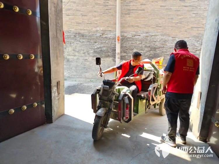 介休市敬老协会在父亲节之际去张兰镇东北里村入户特困老人86岁孟庆福家中为老人理发料理家务包饺子吃蛋糕 - 第30张 - 山西公益人 介休市敬老协会在父亲节之际去张兰镇东北里村入户特困老人86岁孟庆福家中为老人理发料理家务包饺子吃蛋糕 - 第30张