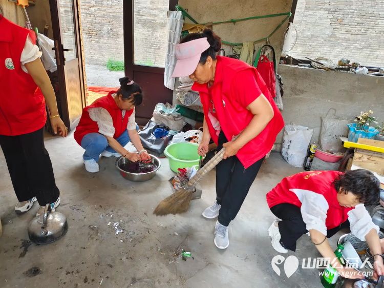 介休市敬老协会在父亲节之际去张兰镇东北里村入户特困老人86岁孟庆福家中为老人理发料理家务包饺子吃蛋糕 - 第31张 - 山西公益人 介休市敬老协会在父亲节之际去张兰镇东北里村入户特困老人86岁孟庆福家中为老人理发料理家务包饺子吃蛋糕 - 第31张