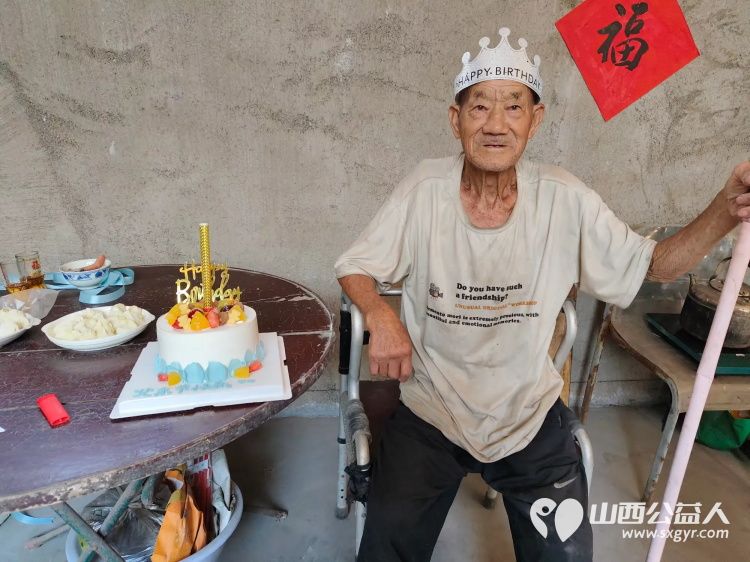 介休市敬老协会在父亲节之际去张兰镇东北里村入户特困老人86岁孟庆福家中为老人理发料理家务包饺子吃蛋糕 - 第17张 - 山西公益人 介休市敬老协会在父亲节之际去张兰镇东北里村入户特困老人86岁孟庆福家中为老人理发料理家务包饺子吃蛋糕 - 第17张