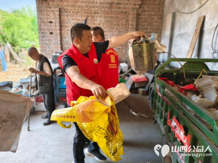 介休市敬老协会在父亲节之际去张兰镇东北里村入户特困老人86岁孟庆福家中为老人理发料理家务包饺子吃蛋糕 - 第22张 - 山西公益人 介休市敬老协会在父亲节之际去张兰镇东北里村入户特困老人86岁孟庆福家中为老人理发料理家务包饺子吃蛋糕 - 第22张