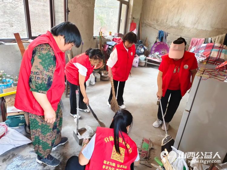 介休市敬老协会在父亲节之际去张兰镇东北里村入户特困老人86岁孟庆福家中为老人理发料理家务包饺子吃蛋糕 - 第21张 - 山西公益人 介休市敬老协会在父亲节之际去张兰镇东北里村入户特困老人86岁孟庆福家中为老人理发料理家务包饺子吃蛋糕 - 第21张